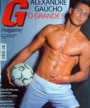 Jogador Alexandre Gaúcho pelado na revista G Magazine