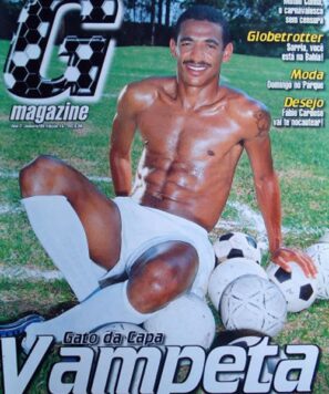 Jogador Vampeta pelado na revista G Magazine