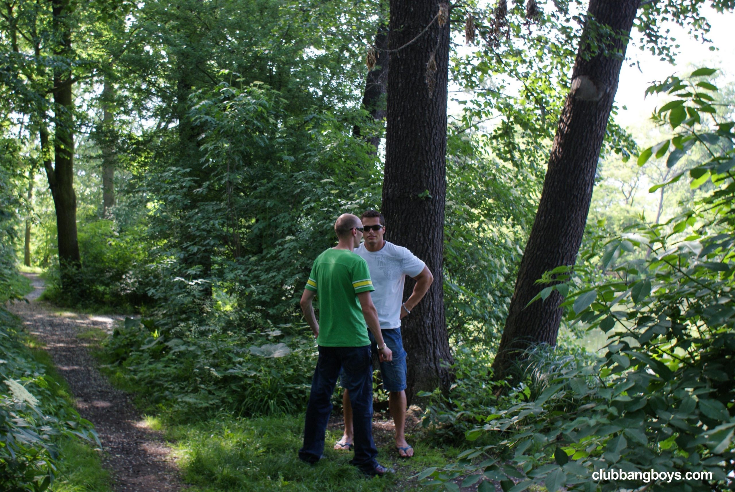 Casal gay fazendo sexo ao ar livre no meio do mato