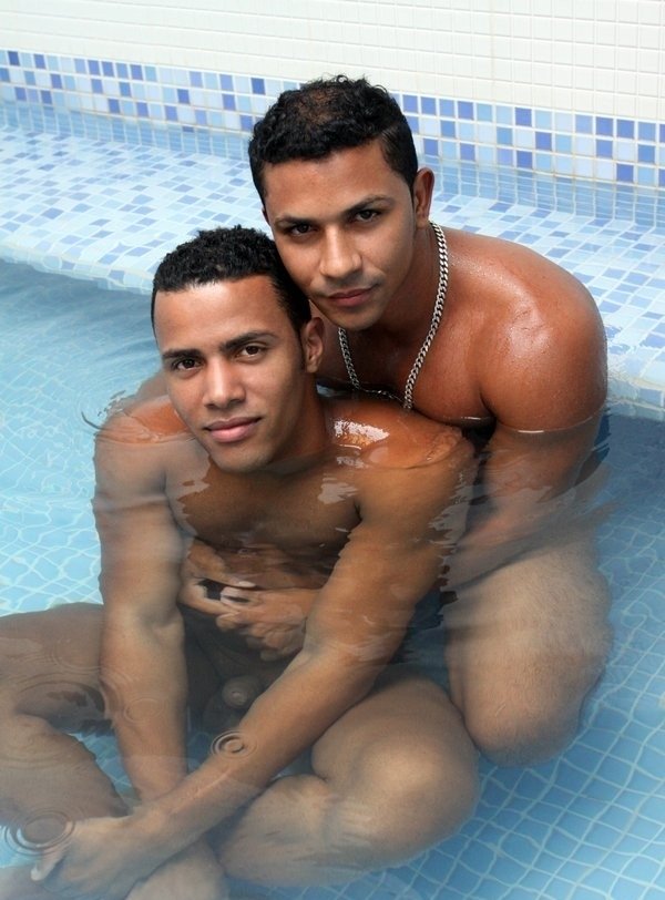 Morenos gulosos fazendo sexo gay na piscina