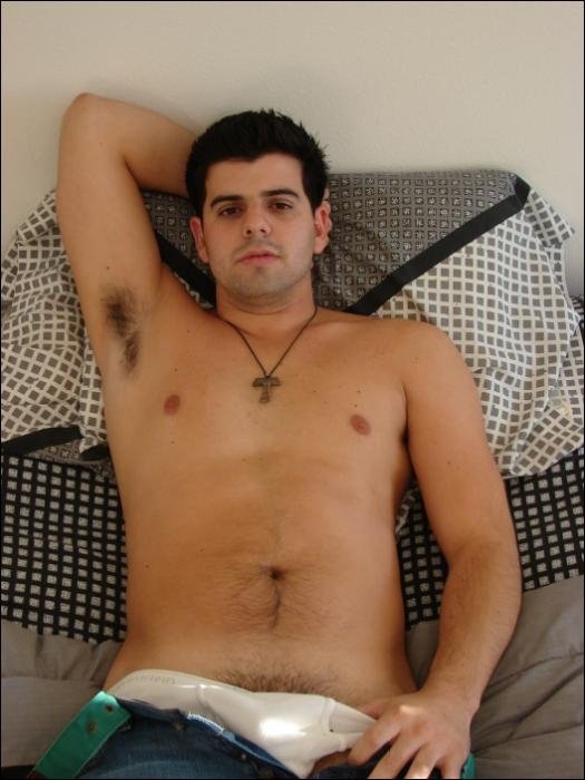 Amador pelado batendo punheta em fotos gay