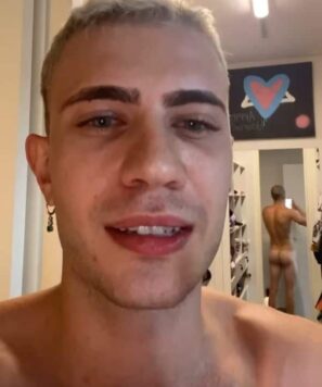 Influencer Léo Picon pelado mostrando a bunda